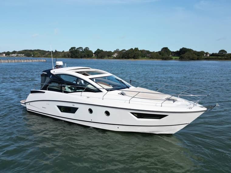 Beneteau Gran Turismo 40 — Каютный / спорт-круизер, доставка из Китая