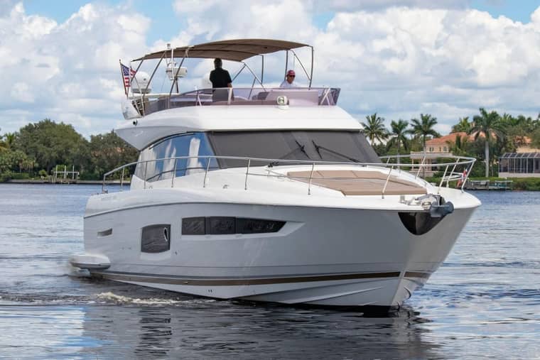 Prestige 550 — Флайбридж 12–18 м, доставка из Китая