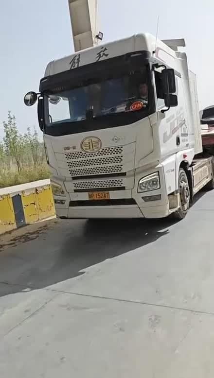 Тягач с низкорамным тралом