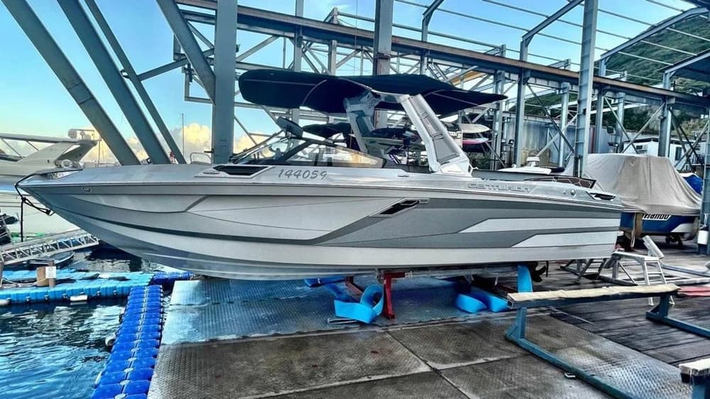 Общий вид · Centurion Ri 22 RZX на стапеле в марине