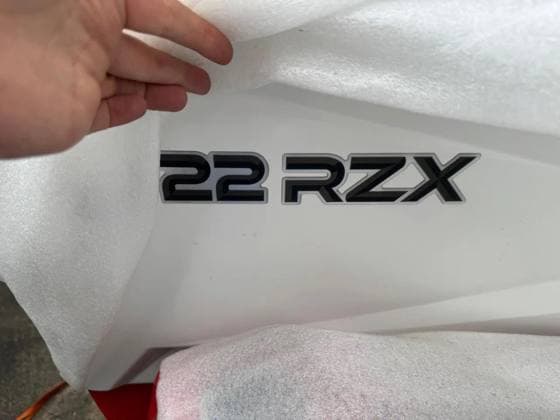 Модель и год · шильдик 22 RZX